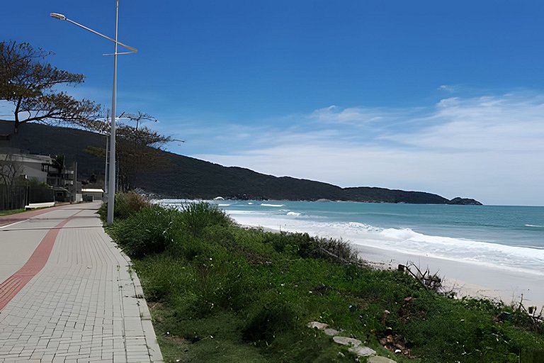 Apartamento a 60 metros da praia em Bombas.