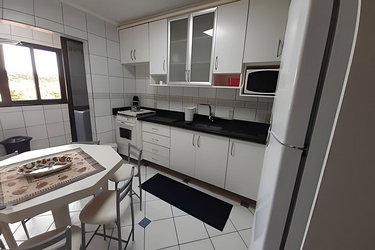 Apto no centro de Bombinhas 100 metros do mar.