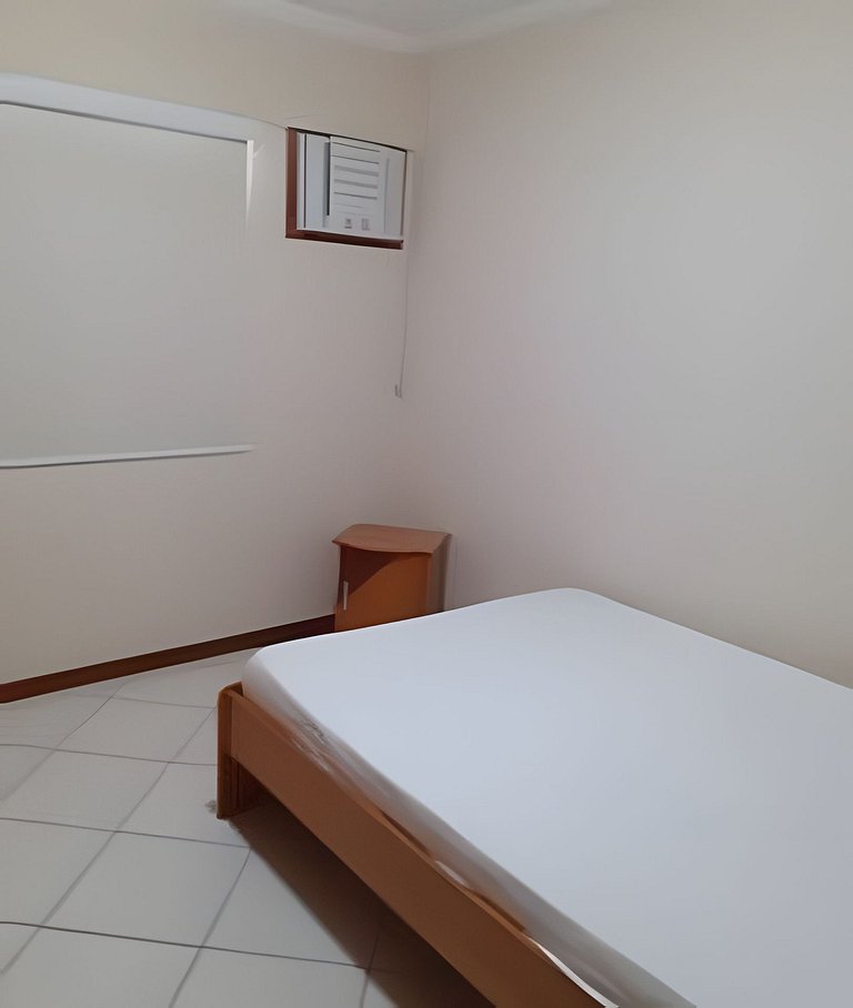 Apto no centro de Bombinhas 100 metros do mar.