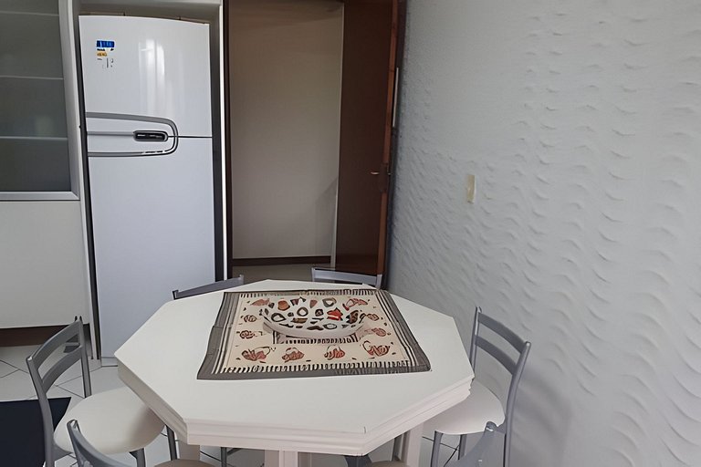 Apto no centro de Bombinhas 100 metros do mar.