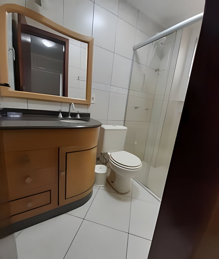 Apto no centro de Bombinhas 100 metros do mar.