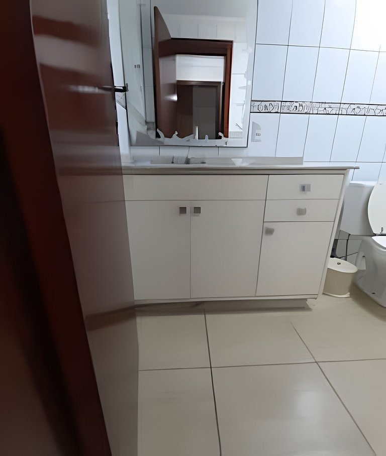 Apto no centro de Bombinhas 100 metros do mar.