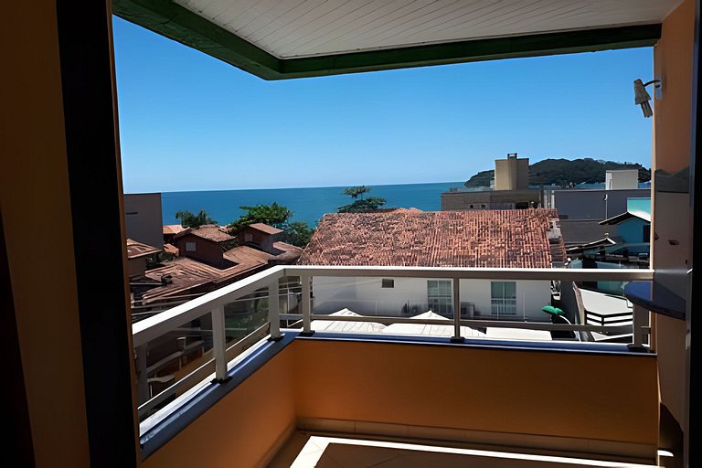 203-Apto à 80 metros do mar no centro de Bombinhas