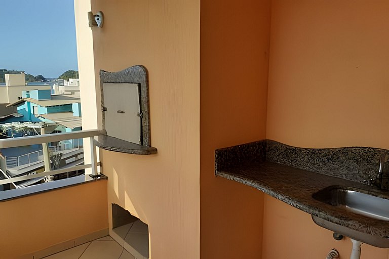 203-Apto à 80 metros do mar no centro de Bombinhas